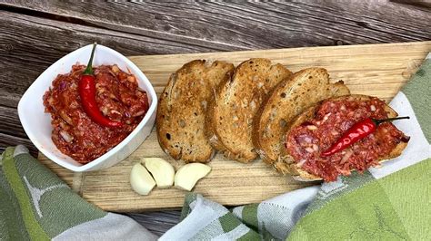 Plátky syra na toastovom chlebe pripravené na zapečenie