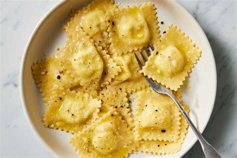 Prierez cestovinami Tortellini a Ravioli s mäsovou náplňou