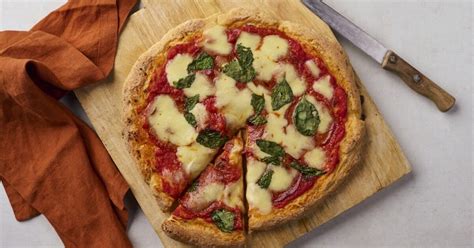 Pizzaiolo pripravujúci neapolskú pizzu