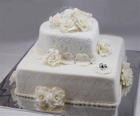 Dvojposchodová svadobná torta s kvetinovou dekoráciou