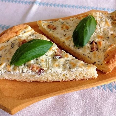 Bryndzový koláč s brokolicou a slaninkou