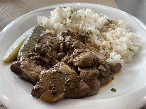 Servírovaná restovaná kuracia pečienka s ryžou a uhorkou