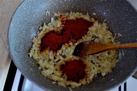 Ingrediencie Country mixu - paprika, cesnak, cibuľa, bylinky, chilli, cukor