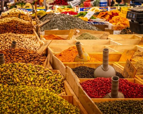Rôzne druhy jednodruhového korenia v miskách