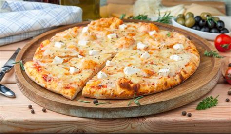 čerstvo upečená pizza so štyrmi druhmi syra
