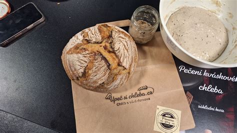 Ilustrácia kváskového chleba s cibuľou