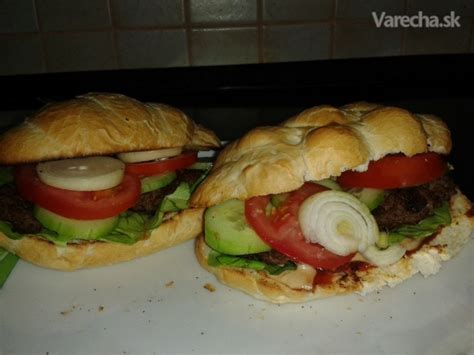 Šťavnatý domáci hamburger s čerstvou zeleninou a domácou žemľou