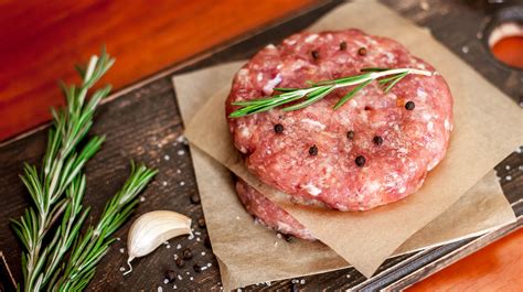 Hovädzie mäso na hamburger pripravené na tvarovanie