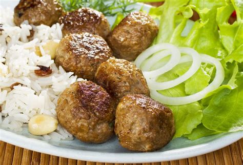 Fit karbonátky z hovädzieho mäsa s mozzarellou a šalátom
