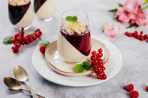 Panna cotta s lesným ovocím