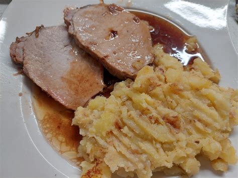Servírovaná Frankfurtská pečenka s prílohou a zeleninou