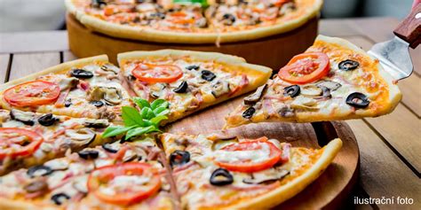 Detail pizze s čerstvými surovinami