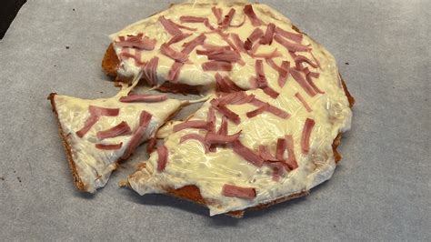 Pizza z nastrúhaného chleba s rôznymi prísadami