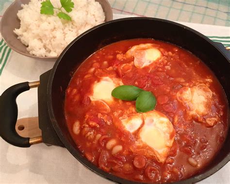Fotografia hotového jedla: fazuľa v paradajkovej omáčke s čerstvými bylinkami a syrom