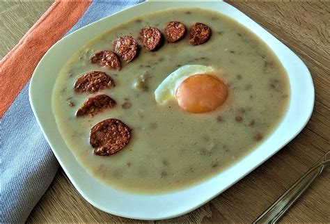 Šošovicový prívarok s volským okom a klobásou