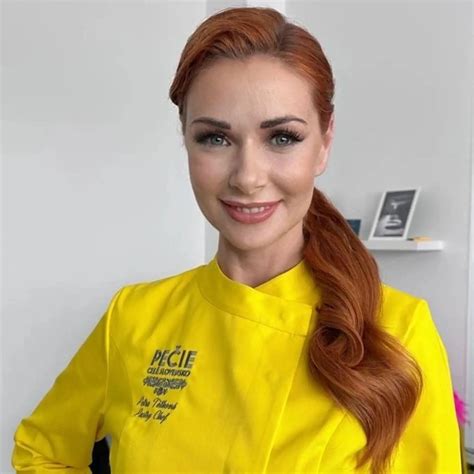 Petra Tóthová modeluje kvety z cukru