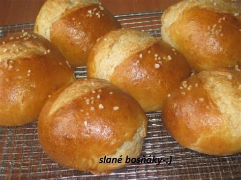 Upečené zlatisté bosniaky na mriežke