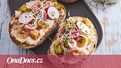 Chlieb s čerstvou škvarkovou pomazánkou a bylinkami