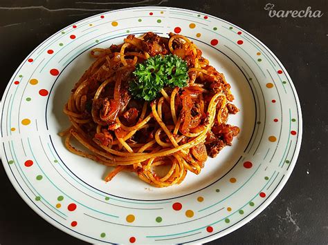 Servírované špagety bolognese s parmezánom