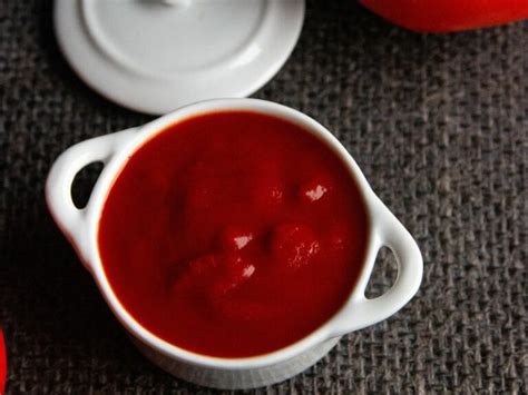 Zložky na výrobu domáceho kečupu: paradajky, cibuľa, cesnak, koreniny