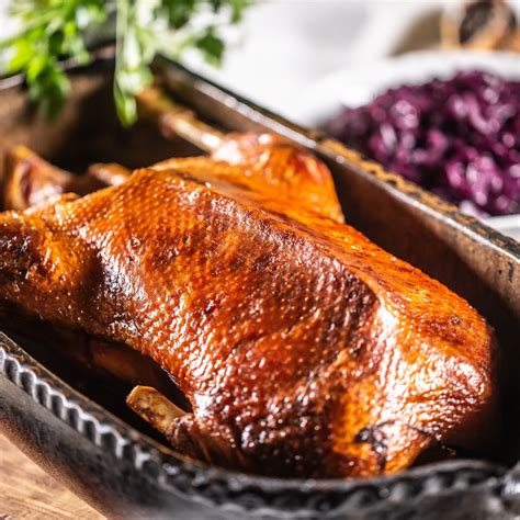 servírovaná pečená hus s prílohami