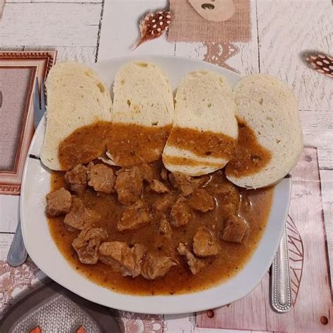 Hotový bravčový guláš s knedľou