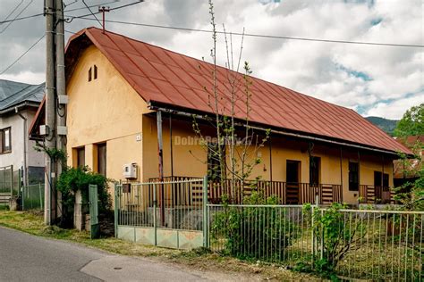 Stará chalúpka na dedine s babičkou, ktorá pečie koláč
