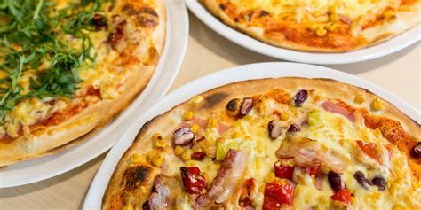 Koláž rôznych druhov pizze z ponuky Pizza House