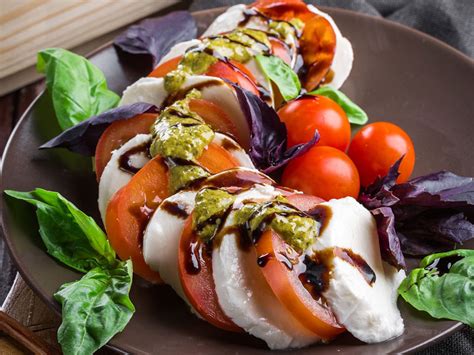 Fotografia čerstvých ingrediencií: paradajky, mozzarella, bazalka