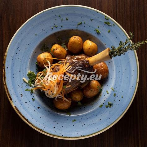 Pekáč s pečeným zajacom a zeleninou