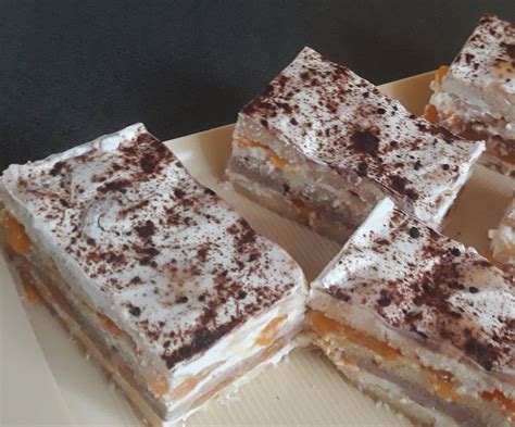 Servírovaný nepečený koláč