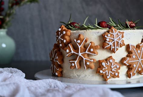 Zdobená medovníková torta