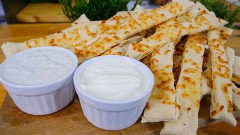 Upečené zlatisté pizza štangle