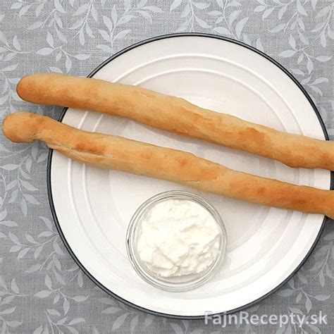 Deti pripravujúce pizza štangle