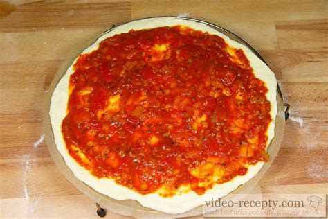 Surový paradajkový základ na pizzu
