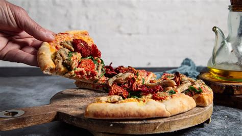 Čerstvo upečená pizza v rúre