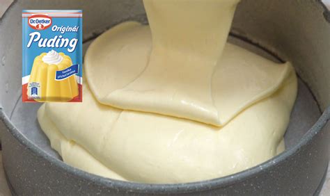 Nalievanie horúceho pudingu na surové cesto