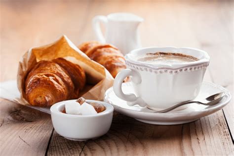 Francúzske raňajky s croissantom a kávou