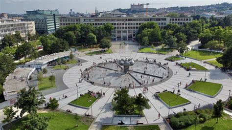 Centrálne námestie v Skopje s reštauráciami