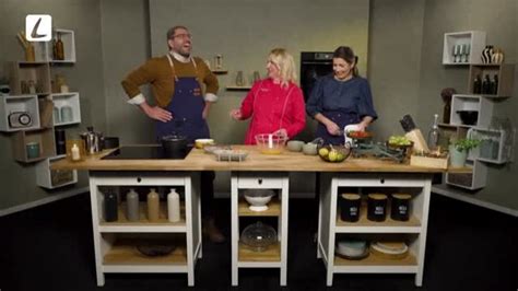 krájanie hotovej knedle na tanieri