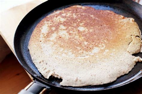 Palacinka na panvici počas obracania