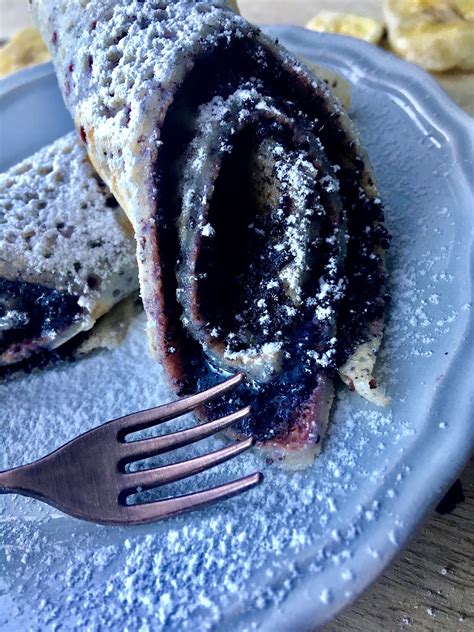 Hotové palacinky s makovou plnkou a slivkovou omáčkou