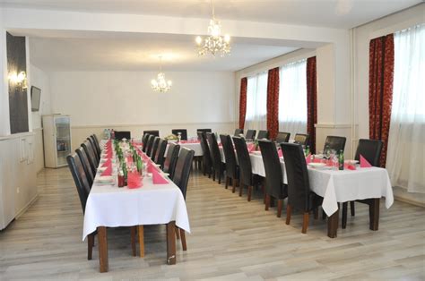 Elegantný interiér reštaurácie vhodný pre oslavy a stretnutia