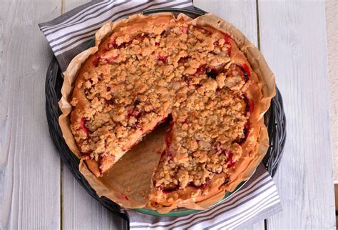 Ilustrácia slivkového koláča so škoricovou posýpkou