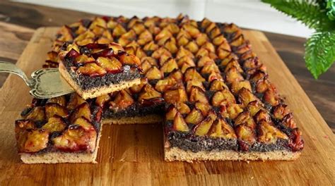 Hotový slivkový koláč s makom a slivkami