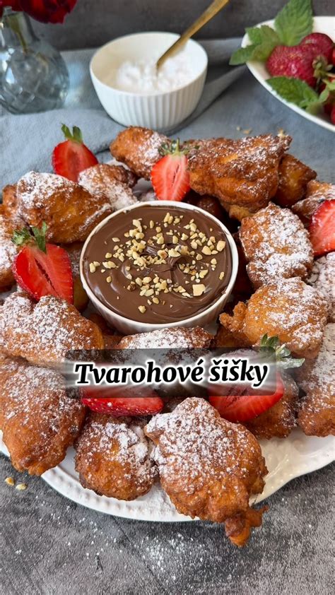 Ingrediencie na šišky: múka, mlieko, vajíčka, droždie, cukor, smotana, rum