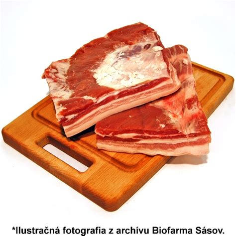 Surový bravčový bôčik s kosťou pripravený na spracovanie