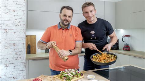 Slovenská rodina pečie palacinky v kuchyni