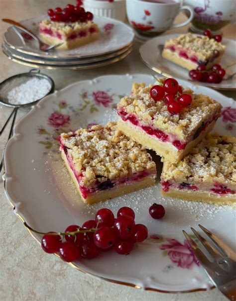 Koláč s ríbezľami a snehom pripravený na plechu