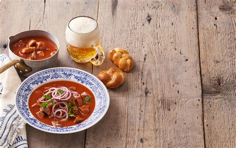 Základné ingrediencie pre guláš - cibuľa, paprika, cesnak